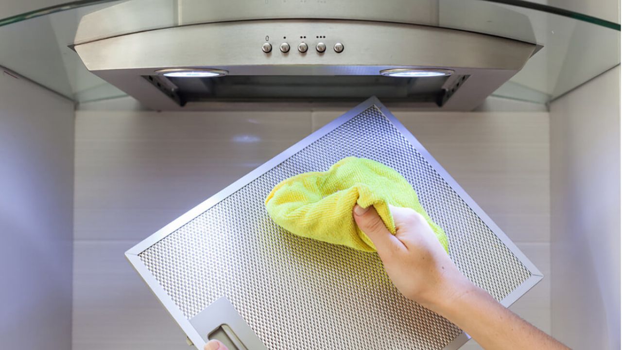 Vệ sinh bộ lọc máy hút mùi