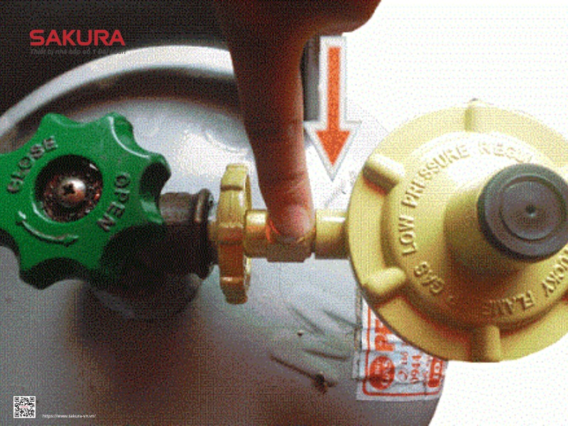 Ấn nút reset (nút cầu chì) để mở khóa gas