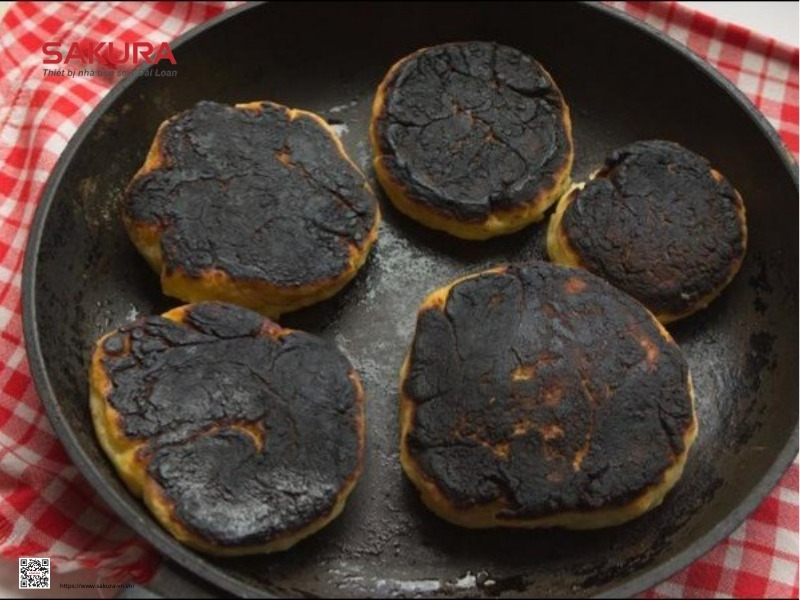 Nấu ăn trên bếp từ dễ bị cháy đáy nồi nếu chưa quen