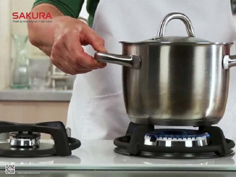 Nên có mặt ở bếp thường xuyên khi đang nấu ăn