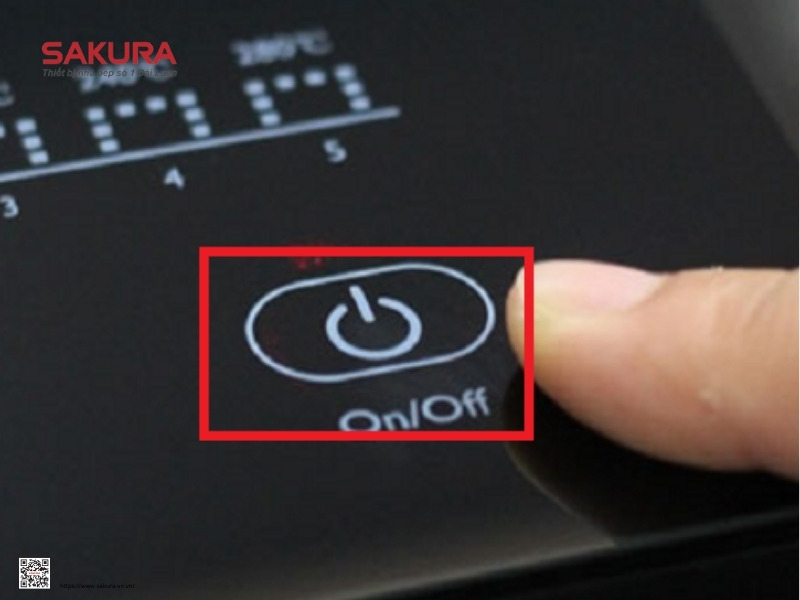 Nhấn nút On/Off để khởi động hoặc ngắt điện bếp từ
