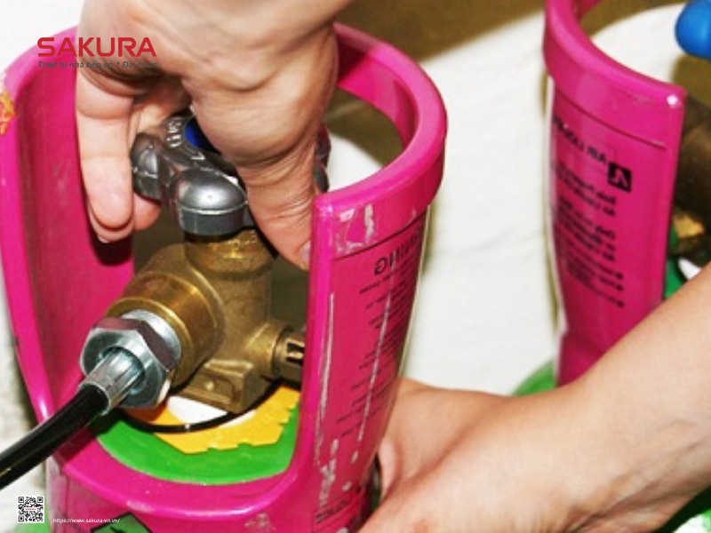 Thường xuyên kiểm tra đường dẫn và van bình gas giúp tránh được việc rò rỉ gas, cháy nổ