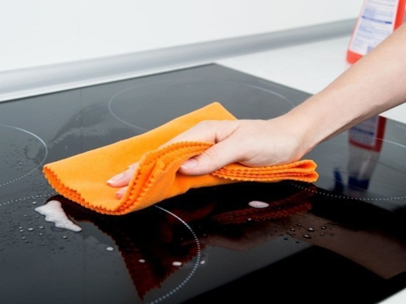 Vệ sinh bếp hồng ngoại dễ dàng với 1 chiếc khăn ẩm