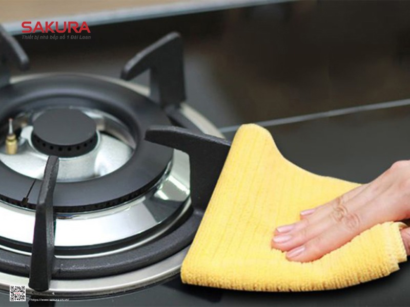 Vệ sinh bếp thường xuyên để đảm bảo không bị bít tắt các lỗ khí