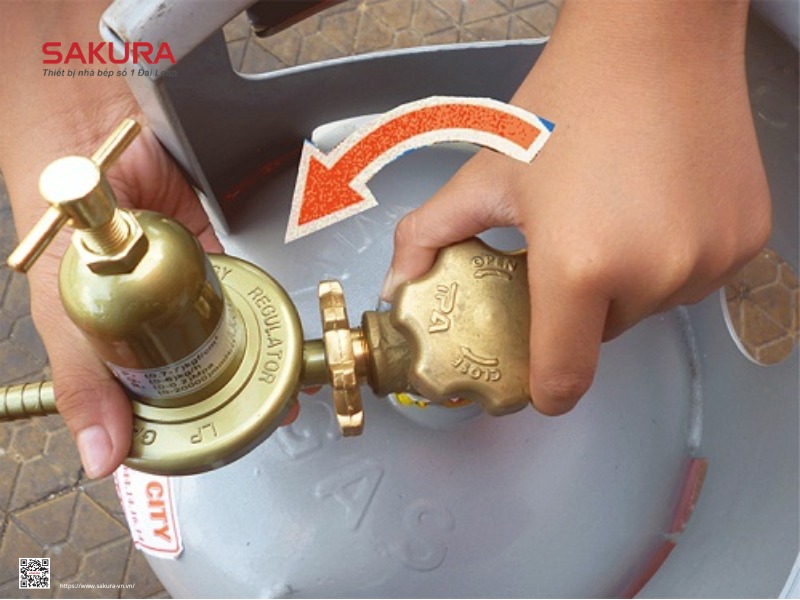 Xoay núm vặn trên van gas