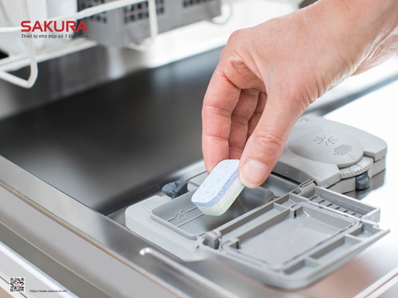 Các loại viên, bột tẩy rửa chuyên dụng cho máy rửa bát khá khó tìm