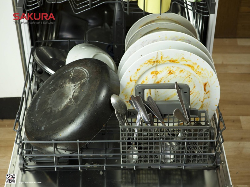 Đặt mặt bẩn của bát đĩa hướng về phía tay phun của máy rửa chén