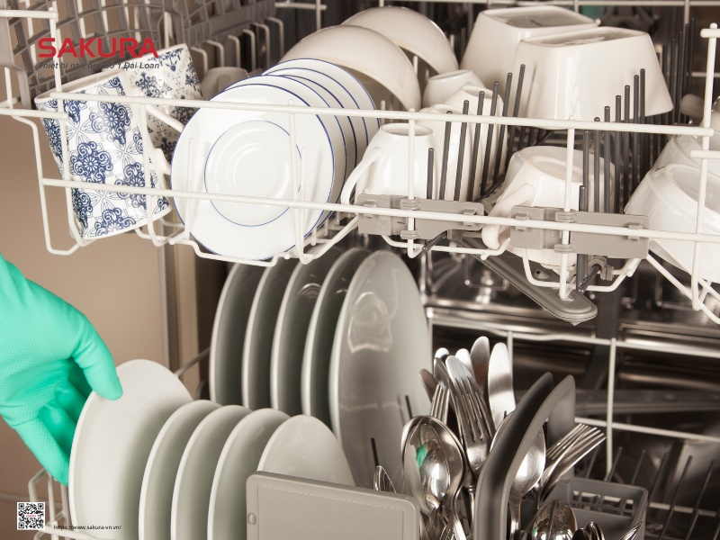 Dùng máy rửa bát giúp tiết kiệm thời gian, công sức và bảo vệ da t ay cho người nội trợ