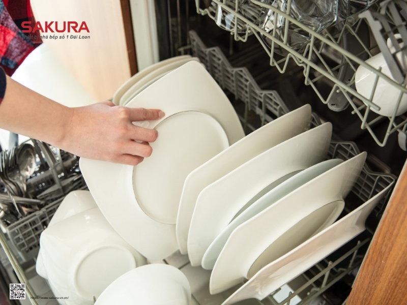 Lấy bát đĩa ngăn dưới trước rồi mới đến ngăn trên