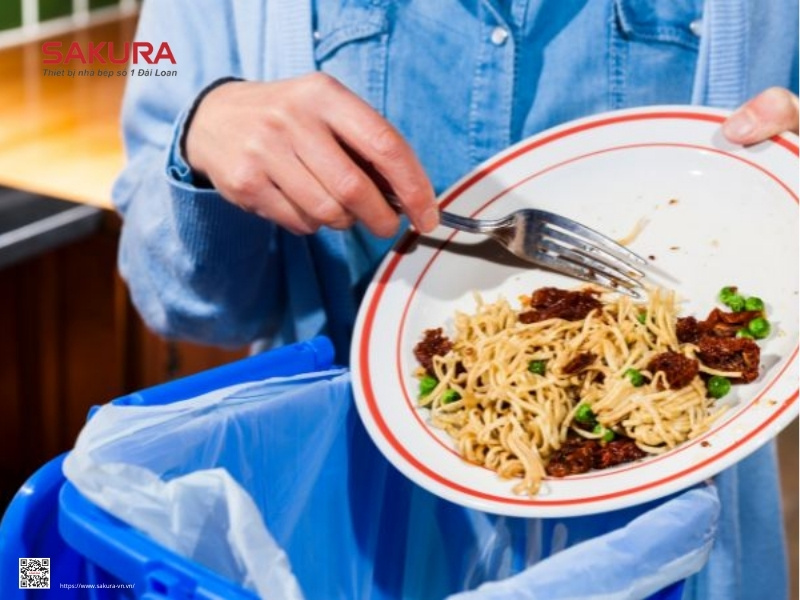 Loại bỏ thức ăn thừa ở chén đĩa trước khi cho vào máy