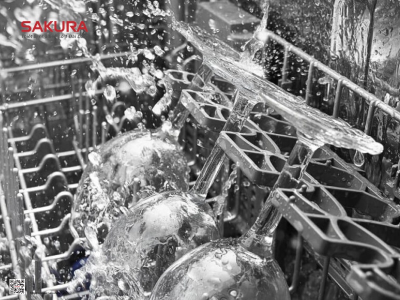 máy rửa chén giúp rửa sạch chén và diệt khuẩn