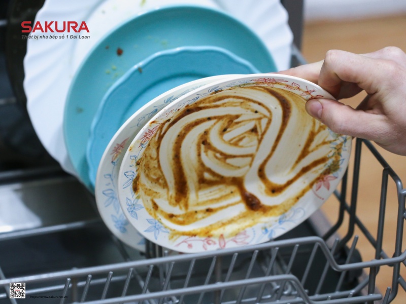 Sắp xếp bát đĩa nghiêng về 1 phía để sấy khô đồng đều