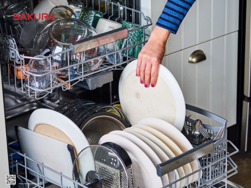 Xếp đầy chén đĩa trước khi khởi động máy