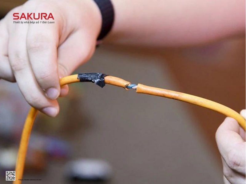 Dùng băng dính cách điện quấn kín các đoạn dây còn hở lõi
