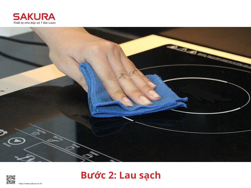 Cách vệ sinh bếp từ bằng khăn mềm bước 2