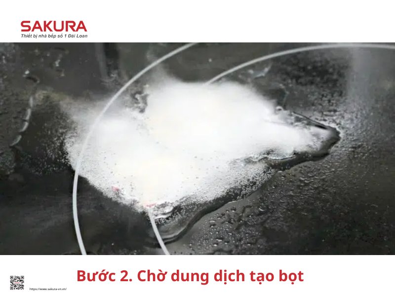 Vệ sinh bếp từ bằng dung dịch tẩy rửa chuyên dụng bước 2