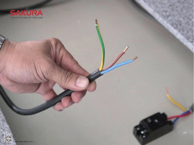 Cắt bằng và để dây đồng lộ ra khoảng 3cm