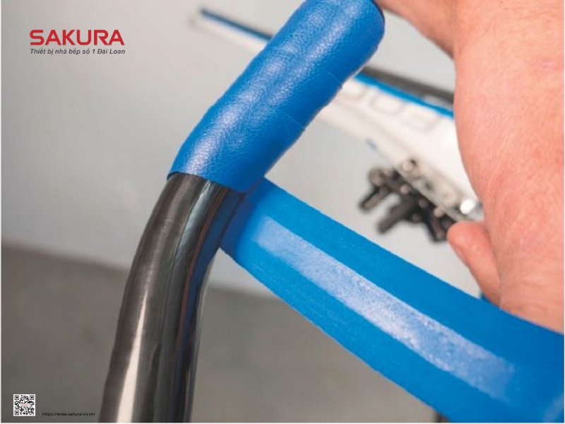 Dùng băng dính quấn kín lõi và các mối nối