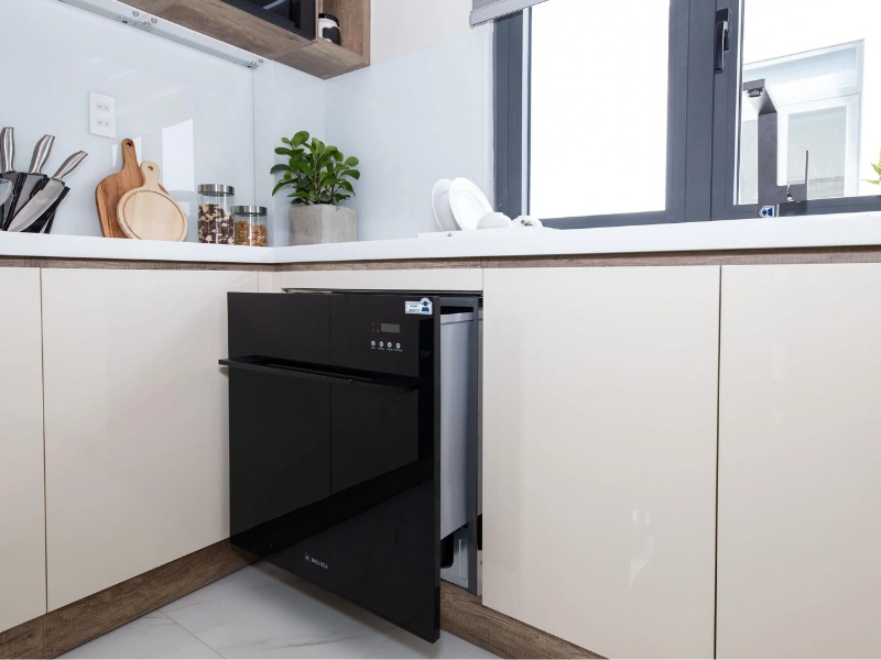Máy rửa bát âm tủ phù hợp với gia đình từ 5 thành viên trở lên