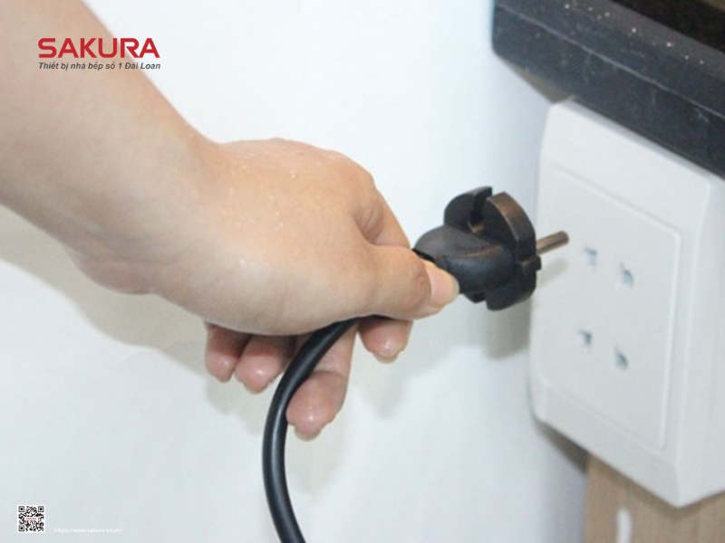 không rút điện sau khi sử dụng bếp hồng ngoại