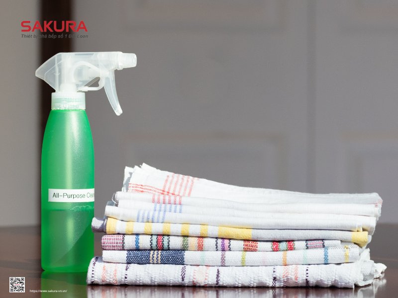Chuẩn bị nước tẩy rửa chuyên dụng cho mặt kính bếp từ và khăn sạch