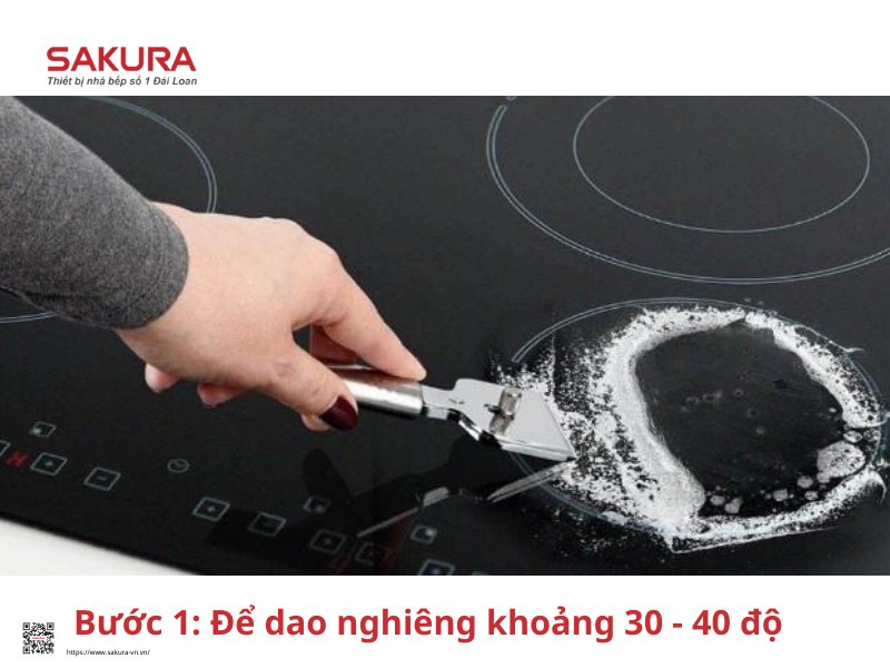Vệ sinh bếp từ bằng dao vệ sinh chuyên dụng bước 1